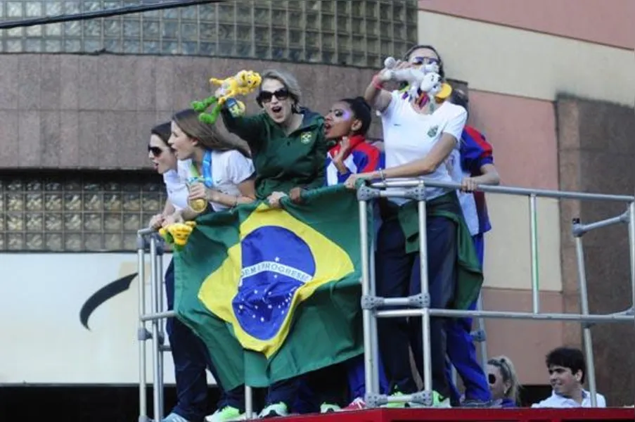 Campeãs no Pan, ginastas são recebidas com festa
