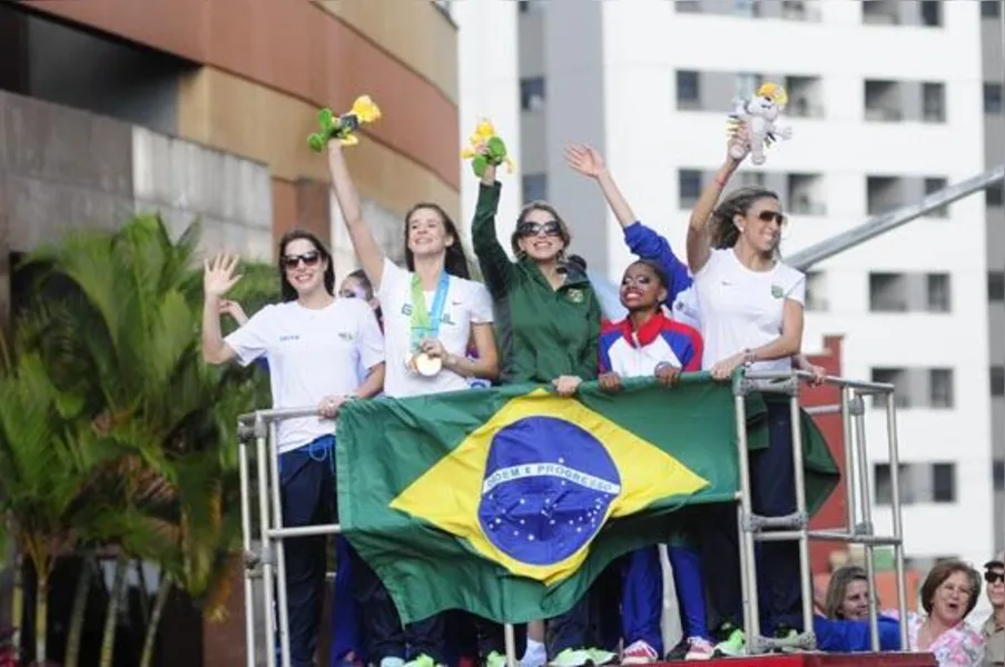 Campeãs no Pan, ginastas são recebidas com festa