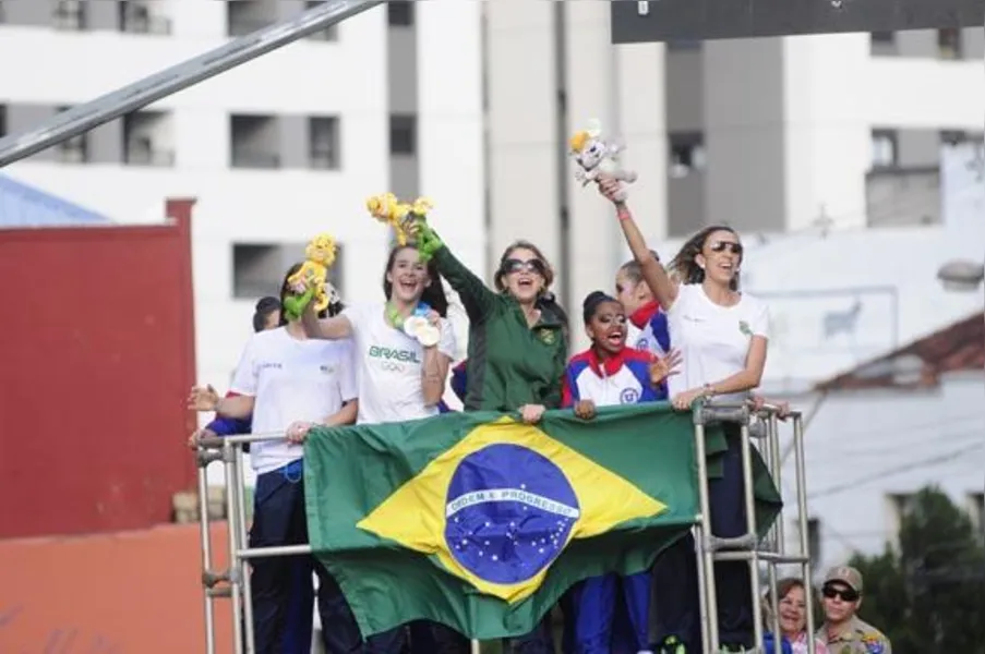 Campeãs no Pan, ginastas são recebidas com festa