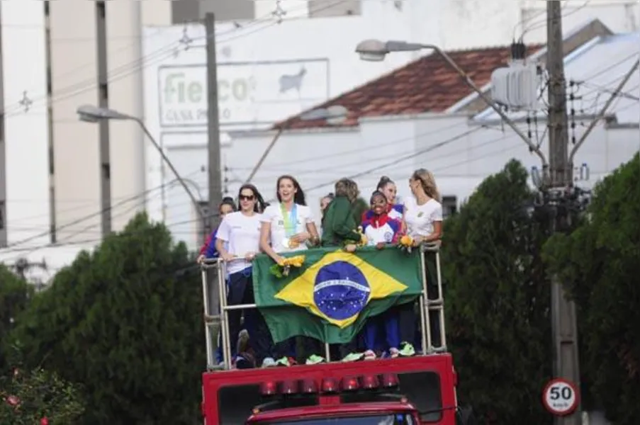 Campeãs no Pan, ginastas são recebidas com festa
