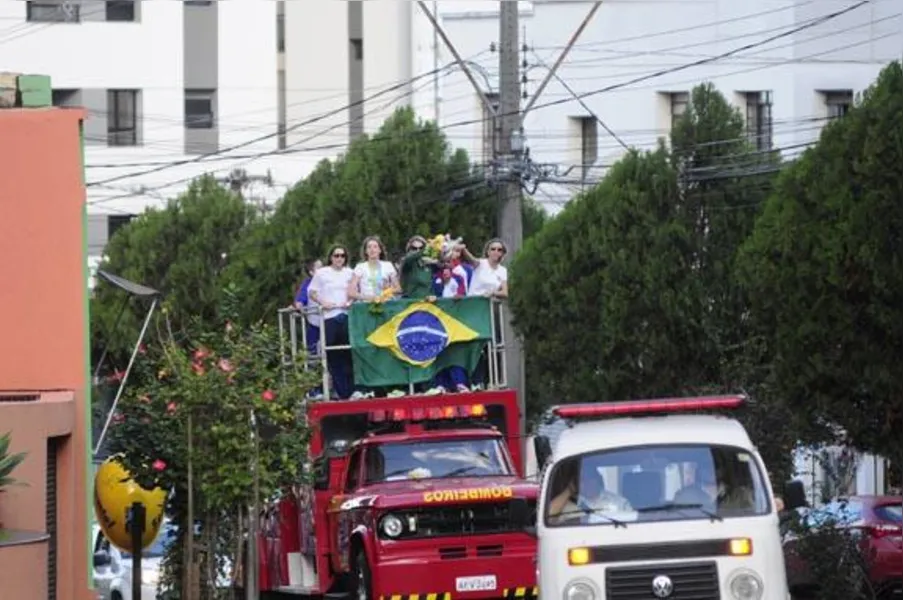 Campeãs no Pan, ginastas são recebidas com festa