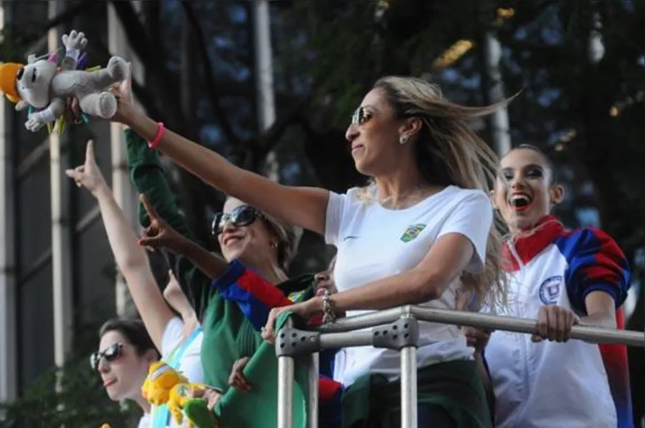 Campeãs no Pan, ginastas são recebidas com festa