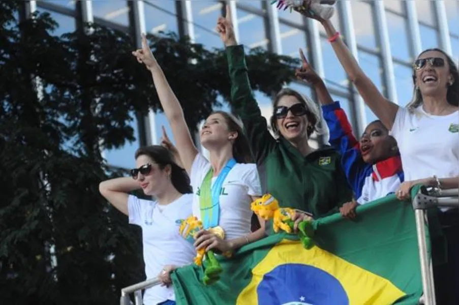 Campeãs no Pan, ginastas são recebidas com festa