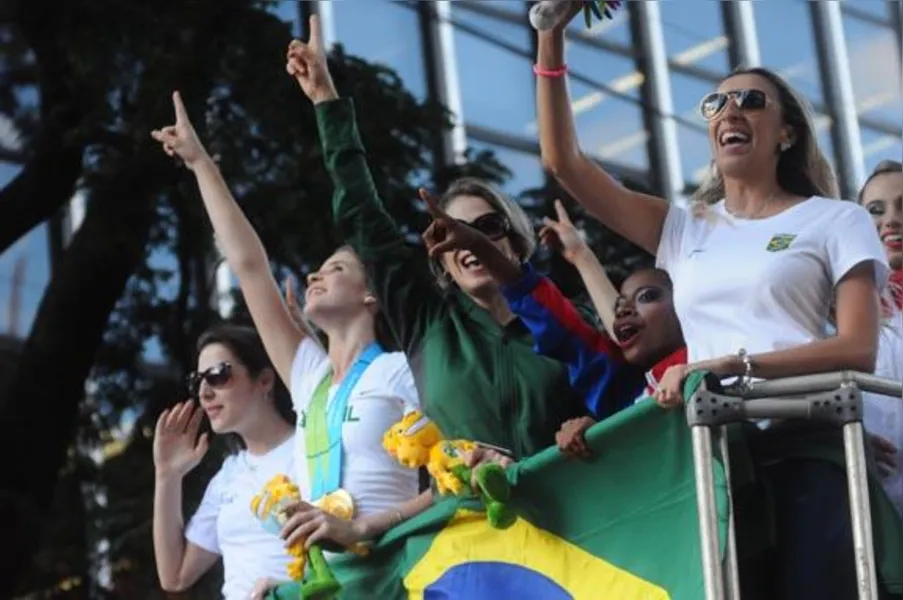 Campeãs no Pan, ginastas são recebidas com festa