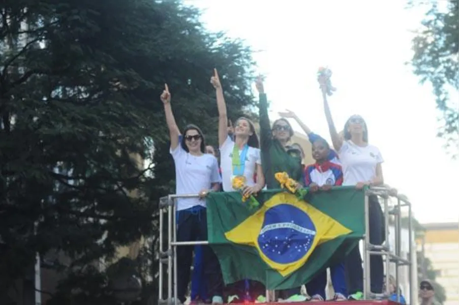 Campeãs no Pan, ginastas são recebidas com festa