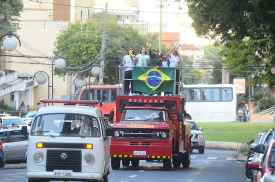 Campeãs no Pan, ginastas são recebidas com festa