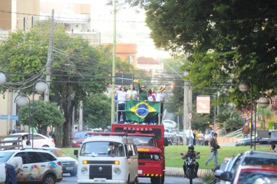 Campeãs no Pan, ginastas são recebidas com festa