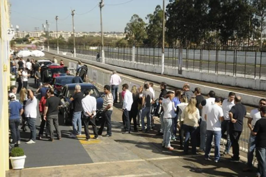 Autódromo vira pista de teste para fãs de BMW