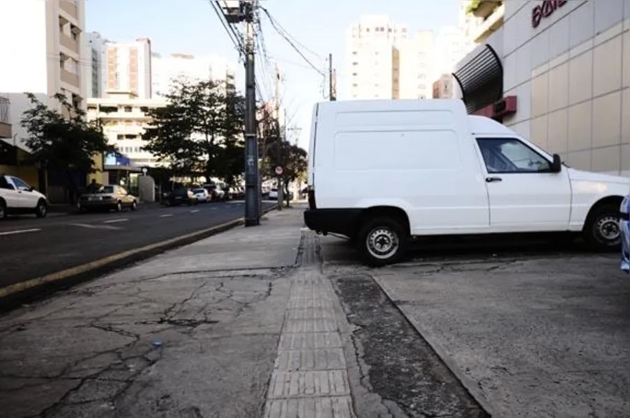Desrespeito sobre as faixas para cegos