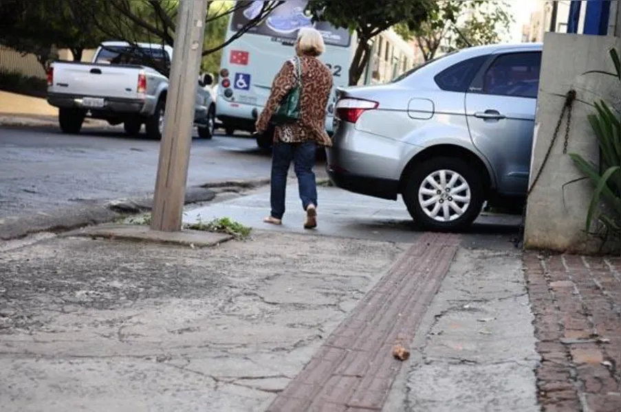 Desrespeito sobre as faixas para cegos