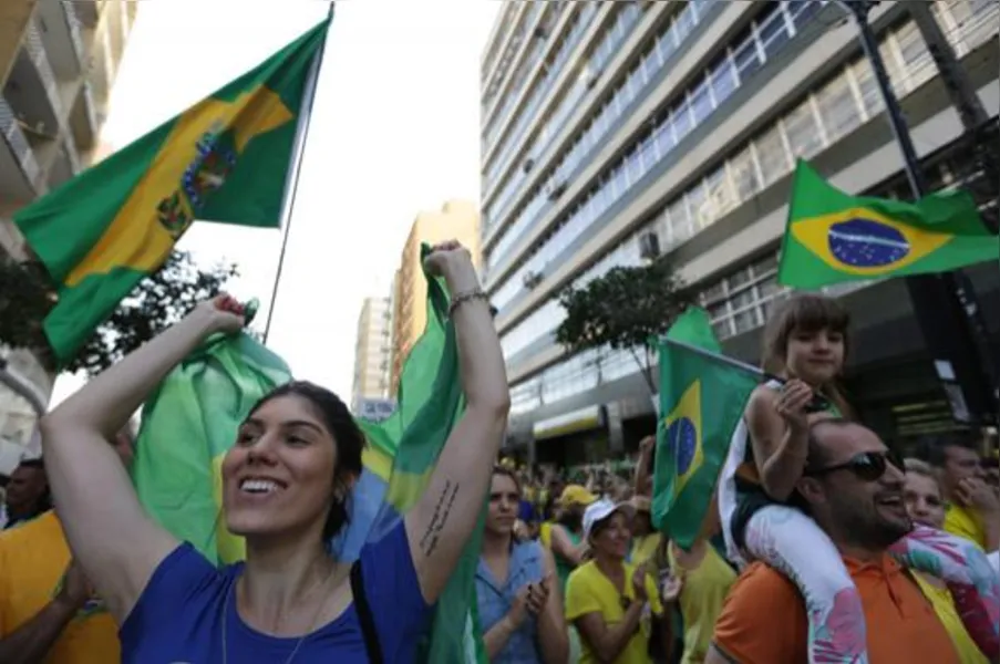 Em Londrina, 20 mil pedem impeachment de Dilma; veja vídeo e fotos