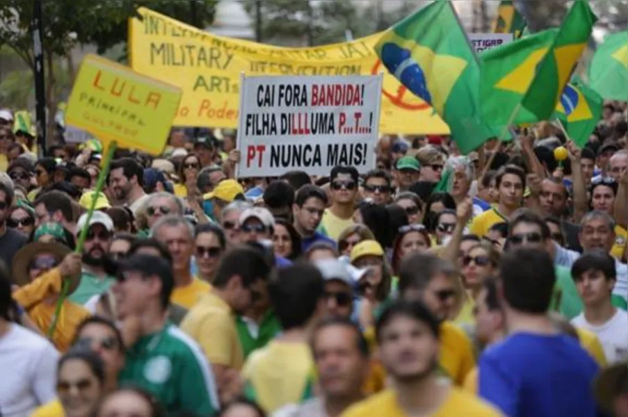 Em Londrina, 20 mil pedem impeachment de Dilma; veja vídeo e fotos