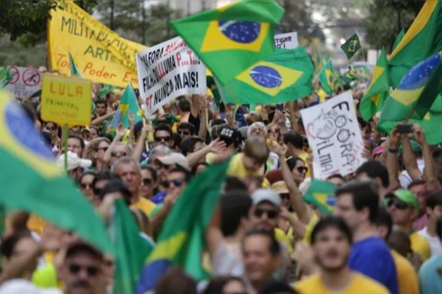 Em Londrina, 20 mil pedem impeachment de Dilma; veja vídeo e fotos