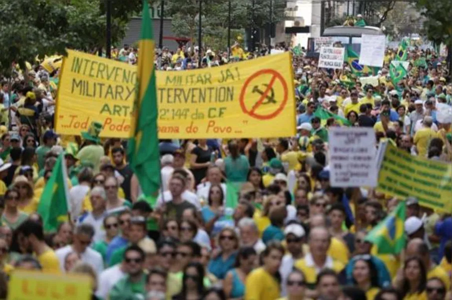 Em Londrina, 20 mil pedem impeachment de Dilma; veja vídeo e fotos