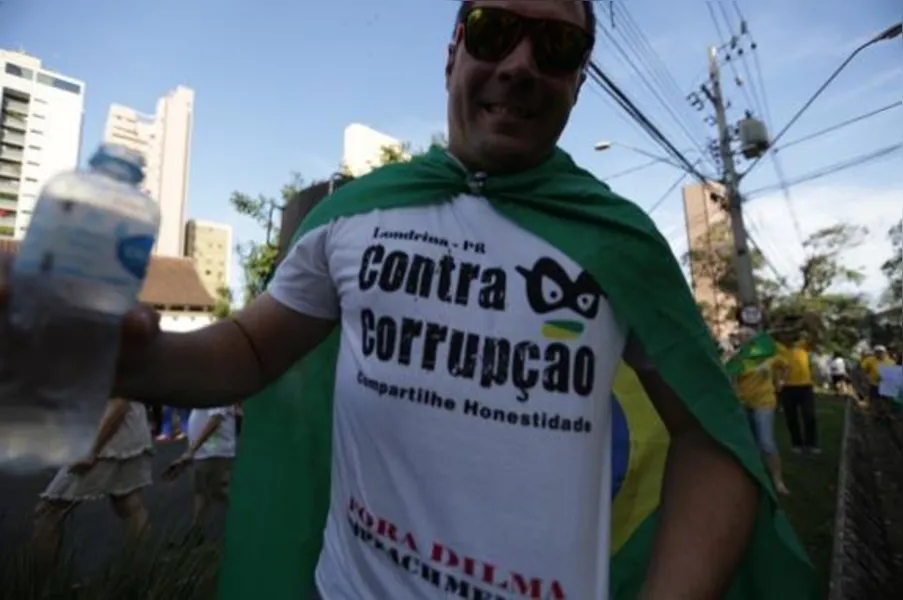 Em Londrina, 20 mil pedem impeachment de Dilma; veja vídeo e fotos