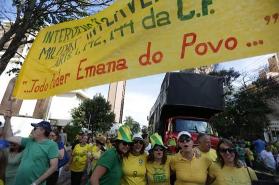 Em Londrina, 20 mil pedem impeachment de Dilma; veja vídeo e fotos
