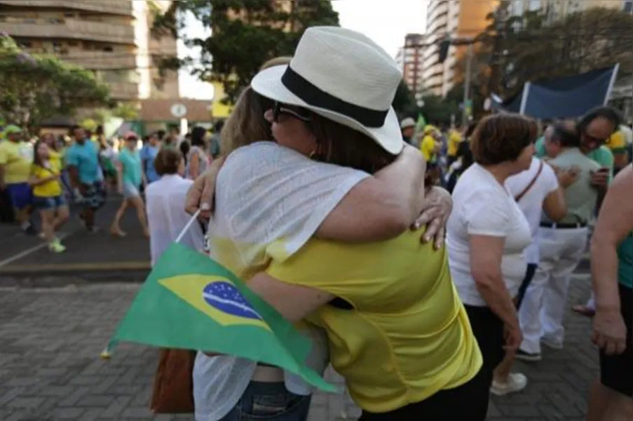 Em Londrina, 20 mil pedem impeachment de Dilma; veja vídeo e fotos