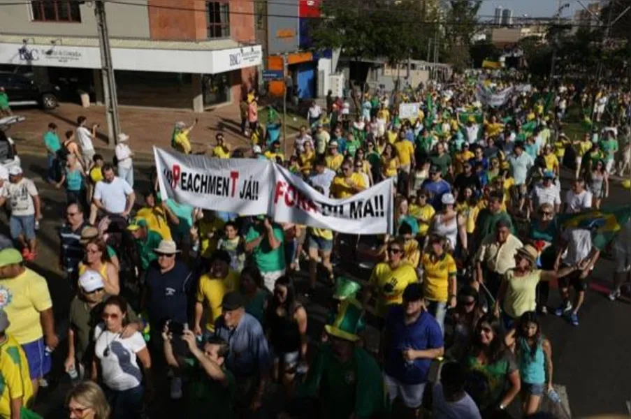 Em Londrina, 20 mil pedem impeachment de Dilma; veja vídeo e fotos