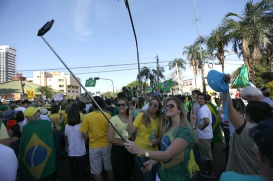 Em Londrina, 20 mil pedem impeachment de Dilma; veja vídeo e fotos