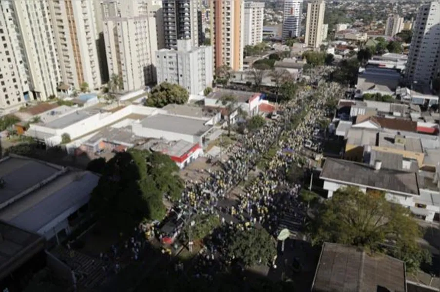 Em Londrina, 20 mil pedem impeachment de Dilma; veja vídeo e fotos