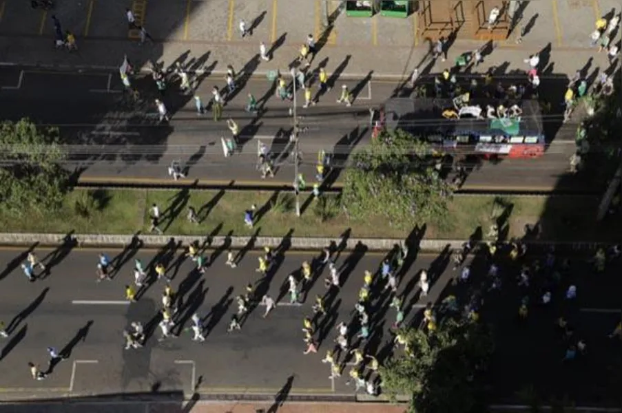 Em Londrina, 20 mil pedem impeachment de Dilma; veja vídeo e fotos