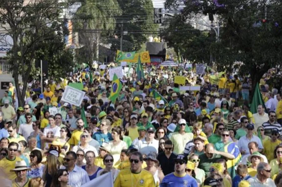 Em Londrina, 20 mil pedem impeachment de Dilma; veja vídeo e fotos