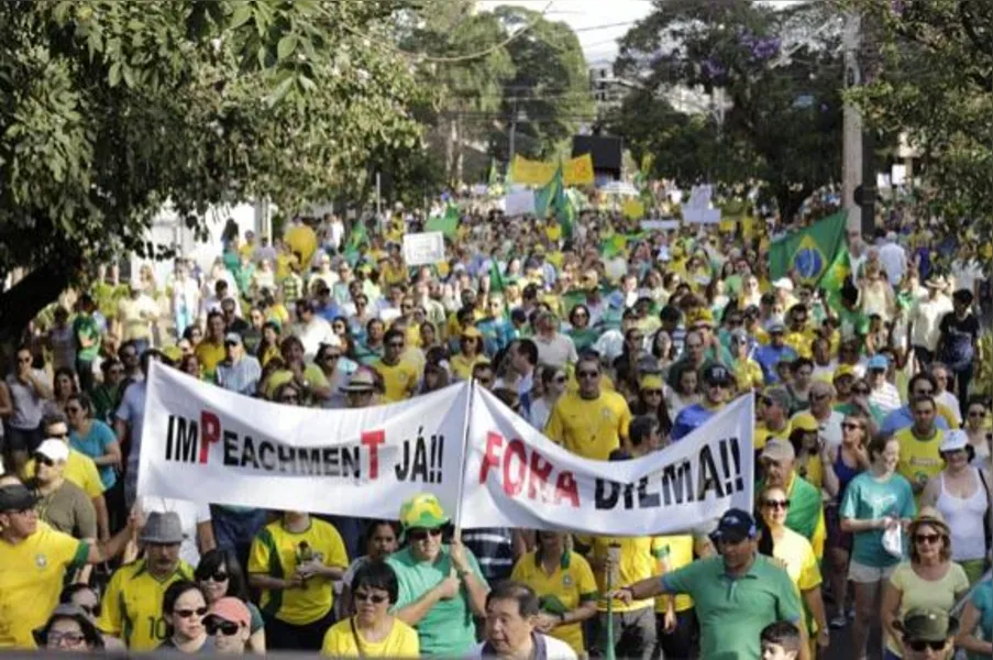 Em Londrina, 20 mil pedem impeachment de Dilma; veja vídeo e fotos