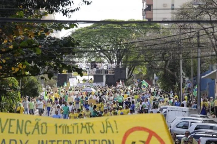 Em Londrina, 20 mil pedem impeachment de Dilma; veja vídeo e fotos