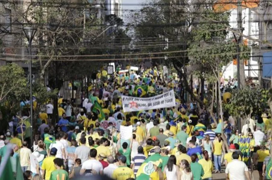 Em Londrina, 20 mil pedem impeachment de Dilma; veja vídeo e fotos