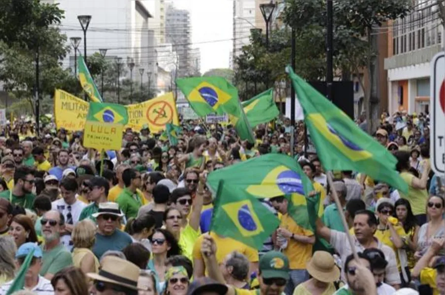 Em Londrina, 20 mil pedem impeachment de Dilma; veja vídeo e fotos