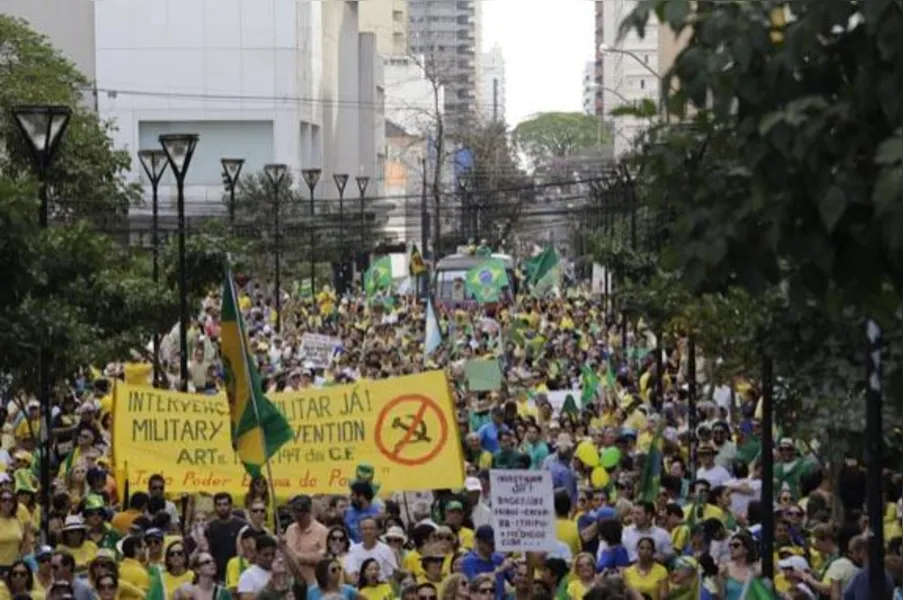Em Londrina, 20 mil pedem impeachment de Dilma; veja vídeo e fotos