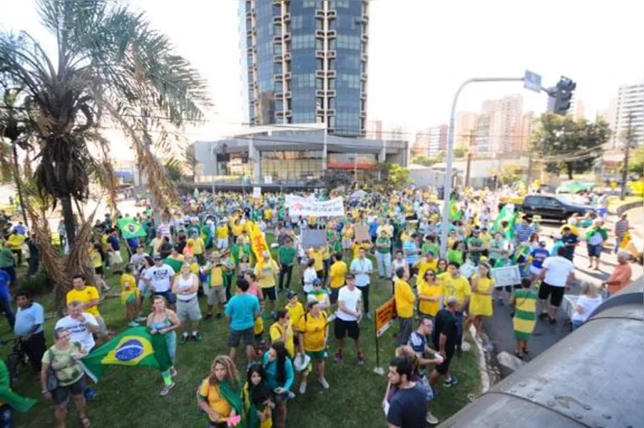 Em Londrina, 20 mil pedem impeachment de Dilma; veja vídeo e fotos