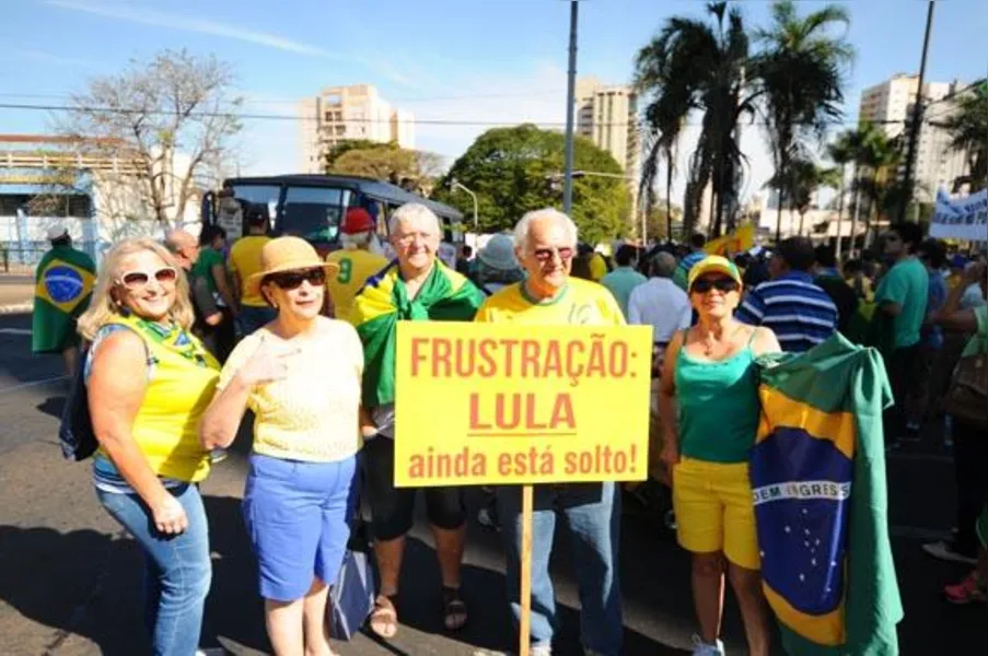 Em Londrina, 20 mil pedem impeachment de Dilma; veja vídeo e fotos