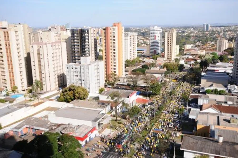 Em Londrina, 20 mil pedem impeachment de Dilma; veja vídeo e fotos