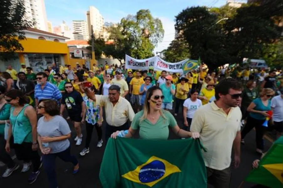 Em Londrina, 20 mil pedem impeachment de Dilma; veja vídeo e fotos