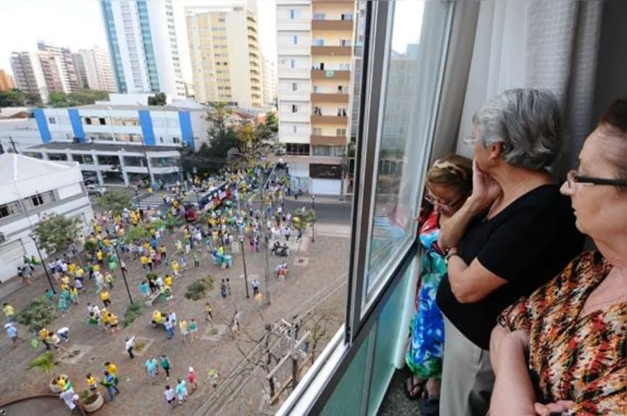 Em Londrina, 20 mil pedem impeachment de Dilma; veja vídeo e fotos