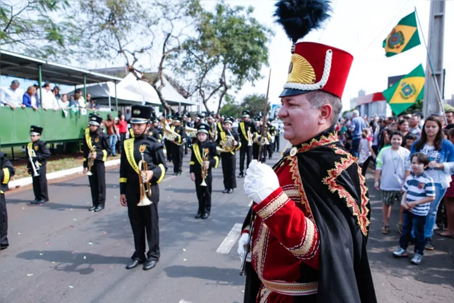 Desfile da Independência reúne 10 mil pessoas em Londrina
