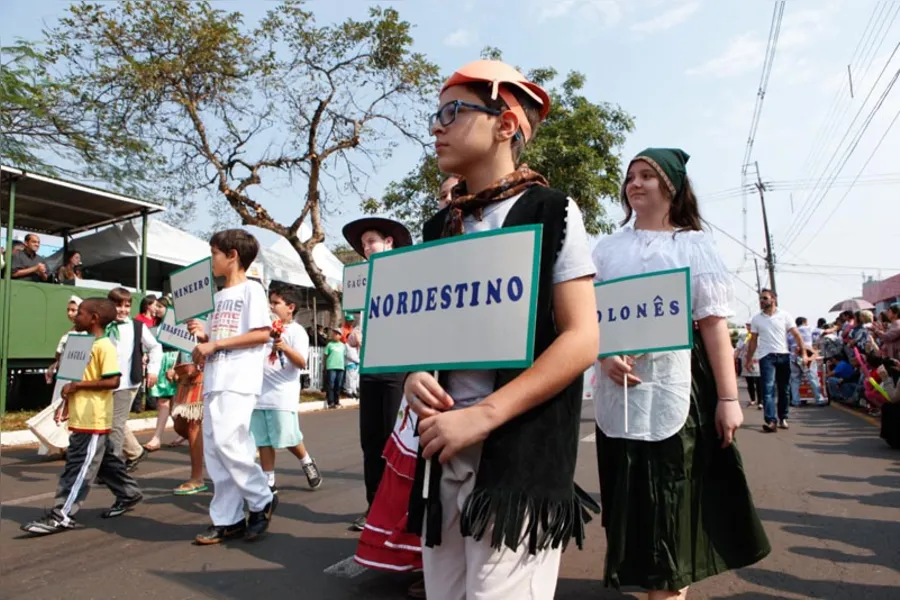 Desfile da Independência reúne 10 mil pessoas em Londrina