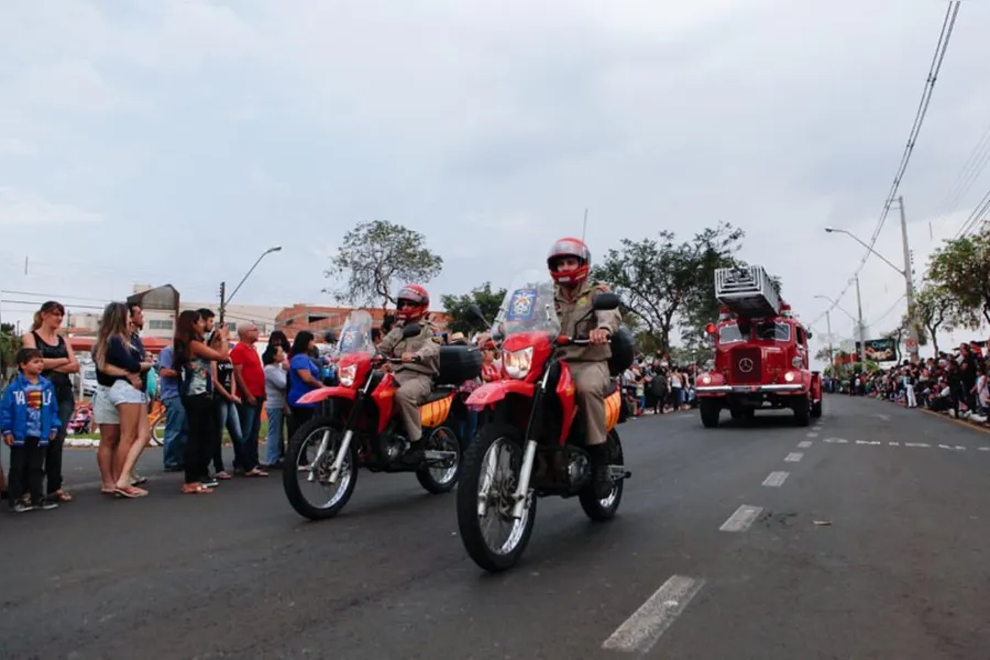 Desfile da Independência reúne 10 mil pessoas em Londrina