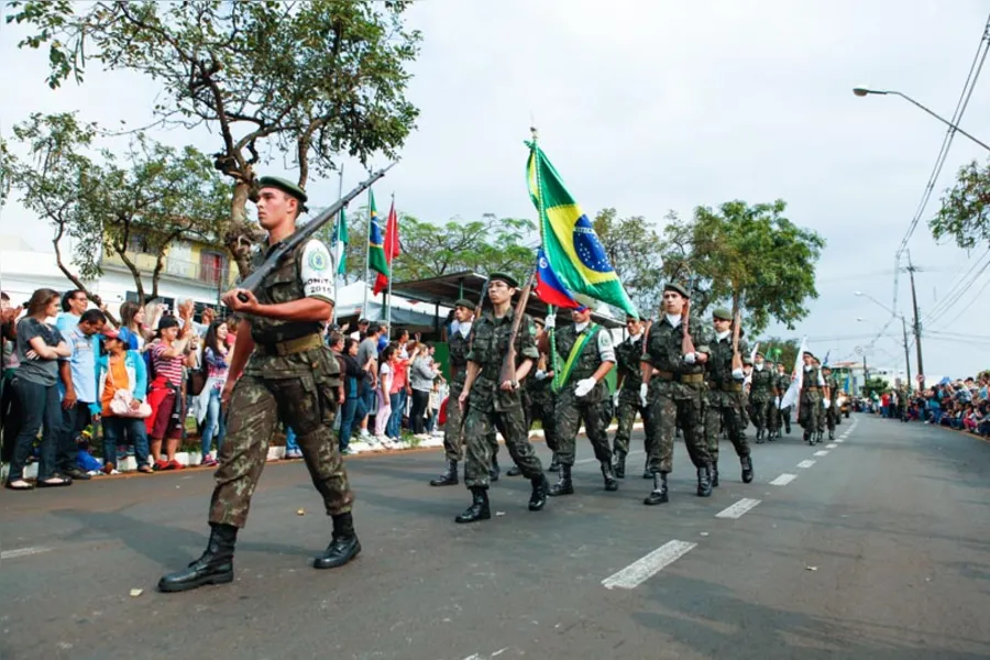 Desfile da Independência reúne 10 mil pessoas em Londrina