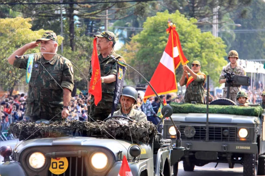 Desfile tem protestos isolados em Curitiba