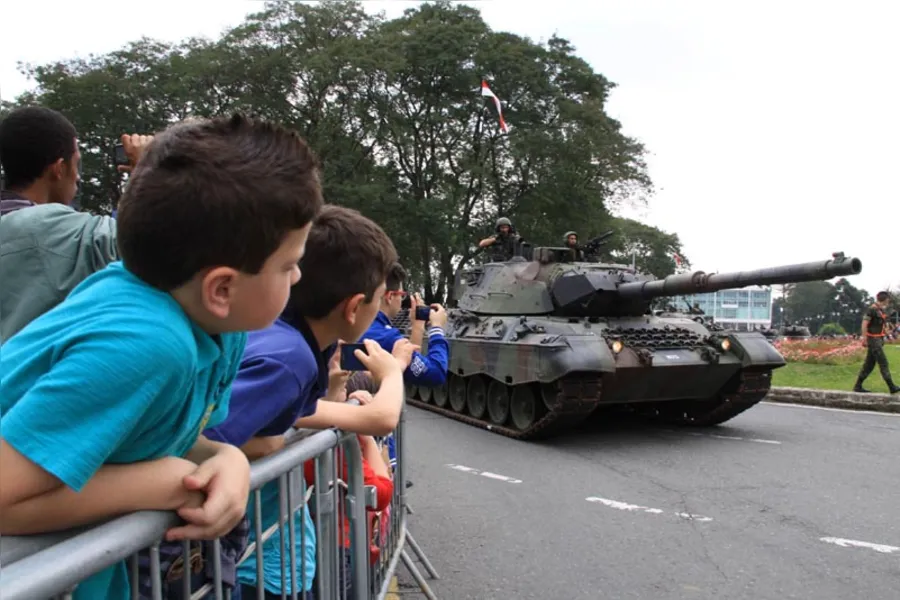 Desfile tem protestos isolados em Curitiba