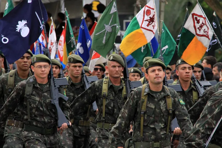 Desfile tem protestos isolados em Curitiba