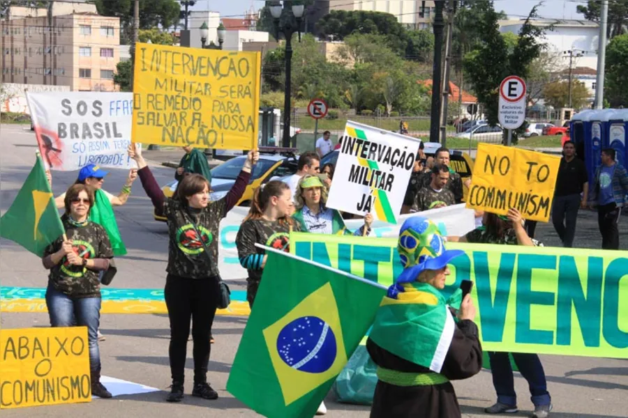 Desfile tem protestos isolados em Curitiba