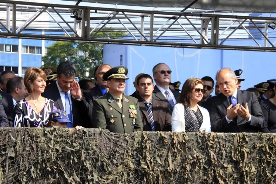 Desfile tem protestos isolados em Curitiba