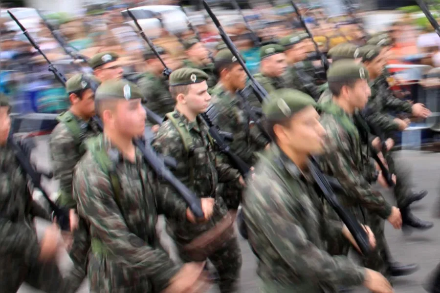 Desfile tem protestos isolados em Curitiba
