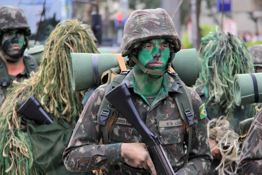 Desfile tem protestos isolados em Curitiba
