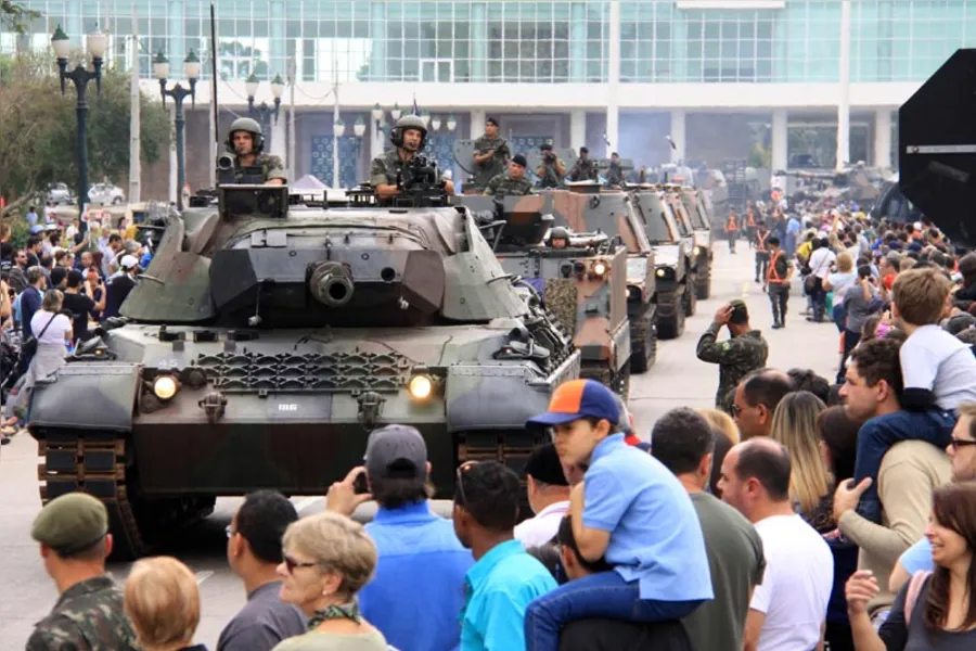 Desfile tem protestos isolados em Curitiba