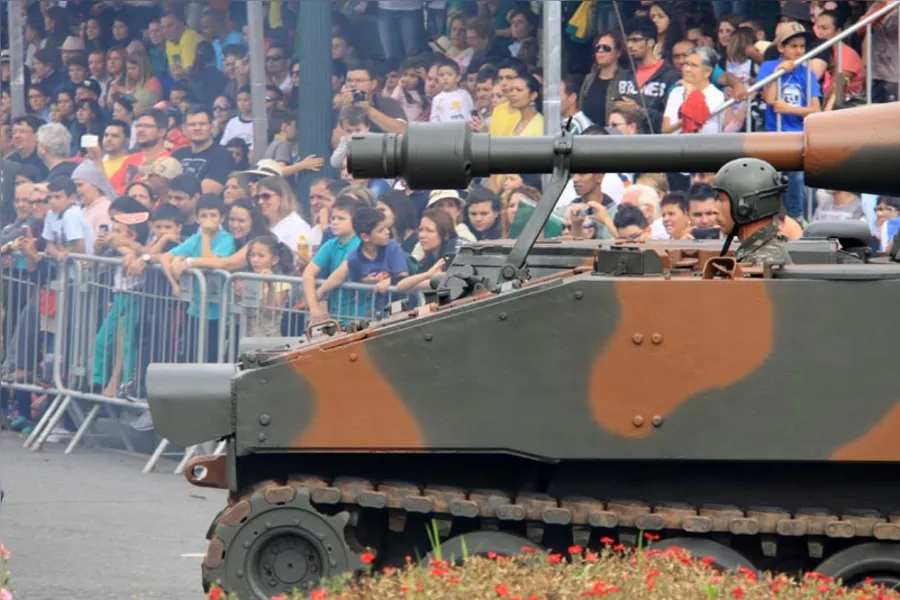 Desfile tem protestos isolados em Curitiba