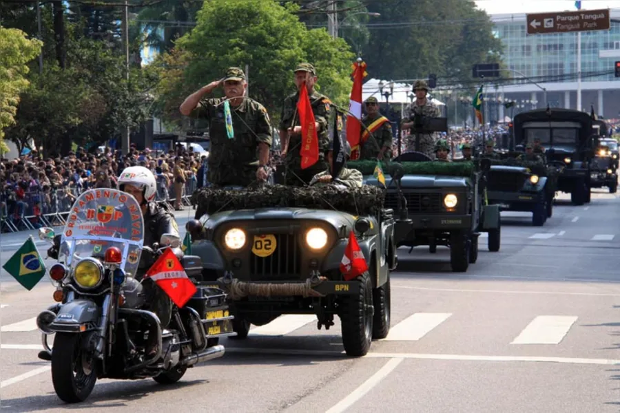 Desfile tem protestos isolados em Curitiba
